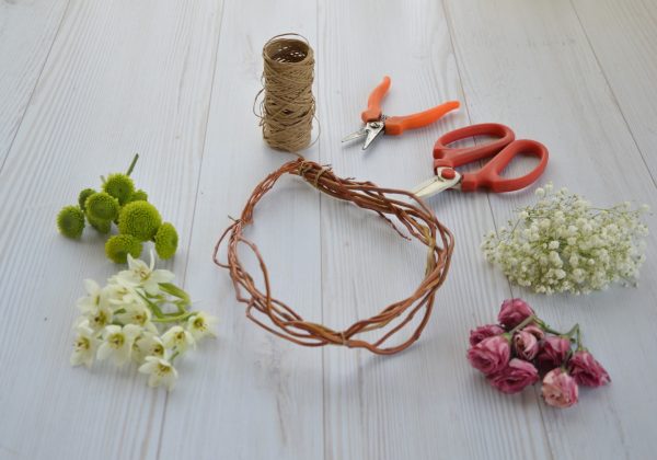 Simple instructions on making a beautiful floral crown