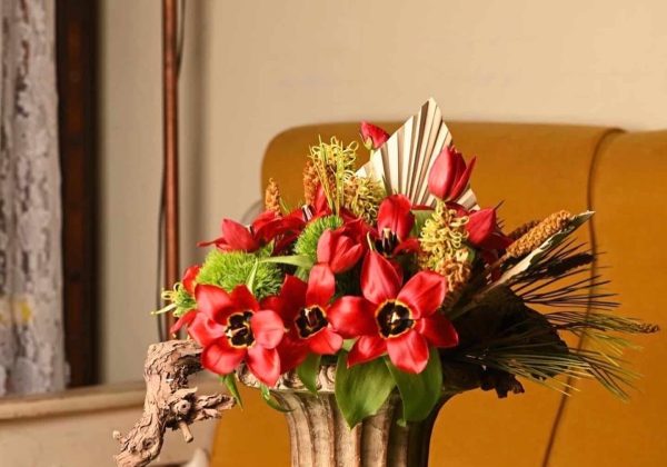 diy שזירת פרחים – עיצוב מרכז שולחן המשלב מגוון פרחים ואת פרח הטוליפ/צבעוני